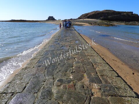 Chemin en pierre menant à un fort surplombant la mer à Saint-Malo, Bretagne, France.