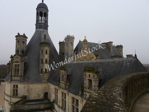 Château à Chambord, France, avec son toit distinctif et ses cheminées sculptées.