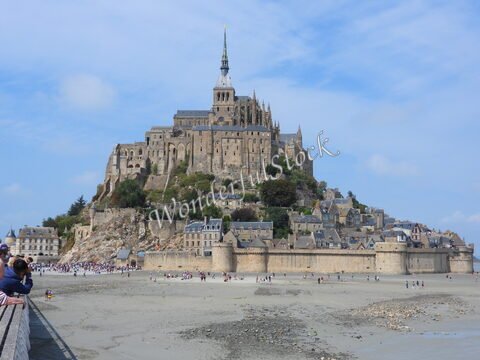 Mont Saint-Michel en France, avec son abbaye et des maisons médiévales, entouré par la baie.