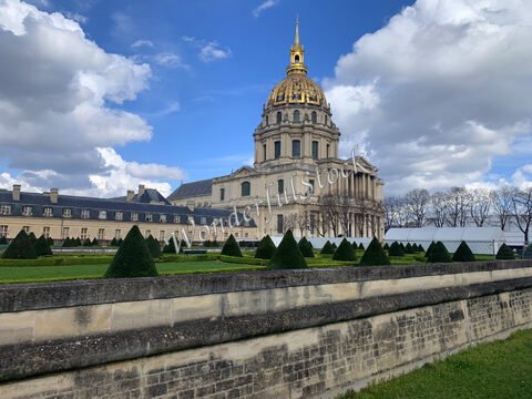 L'Hôtel des Invalides avec son dôme doré, Paris, France, entouré de jardins avec des arbres taillés en forme de cône.