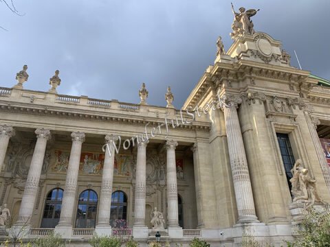 Bâtiment avec des colonnes et des sculptures, Paris, France, sous un ciel nuageux.