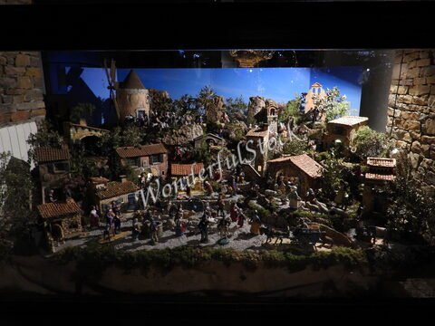 Scène animée avec des figurines représentant un village, à Six-Fours, France, avec des maisons et des personnages en action.