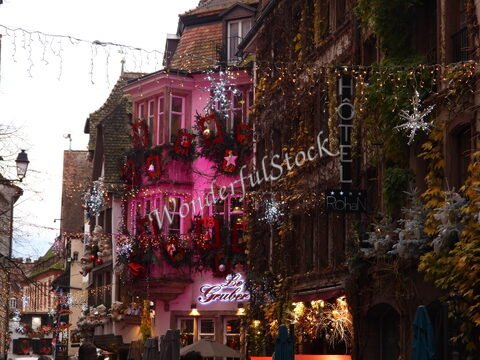 Maison décorée de guirlandes et d'ornements, située à Strasbourg, France.