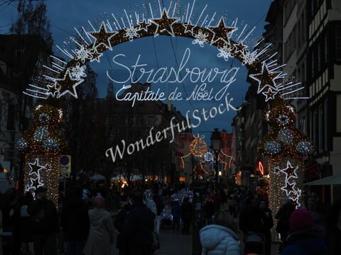 Arche illuminée "Strasbourg Capitale de Noël" avec des étoiles et un ours en peluche, Strasbourg, France.